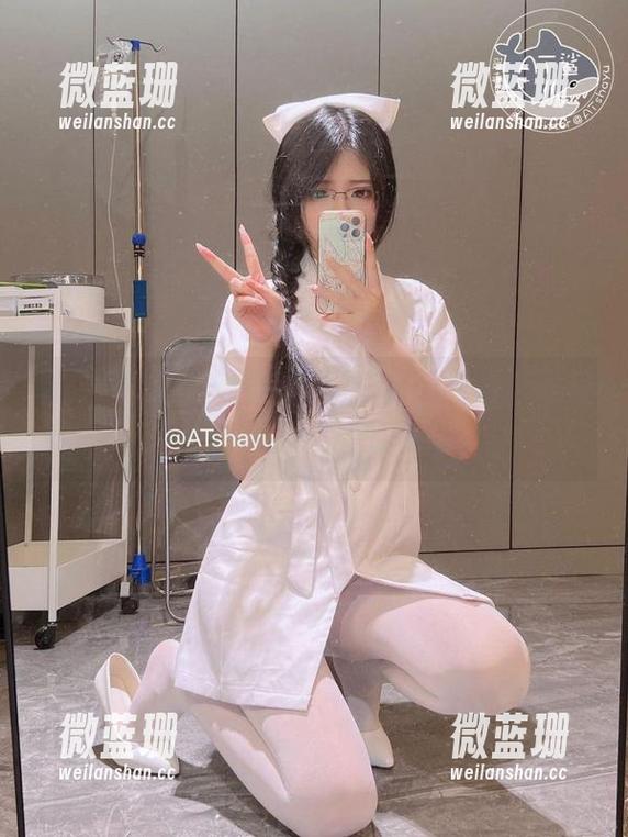 AT鲨 看,AT鲨在人海中光彩夺目的白色泳衣写真,已换了城市的气氛。