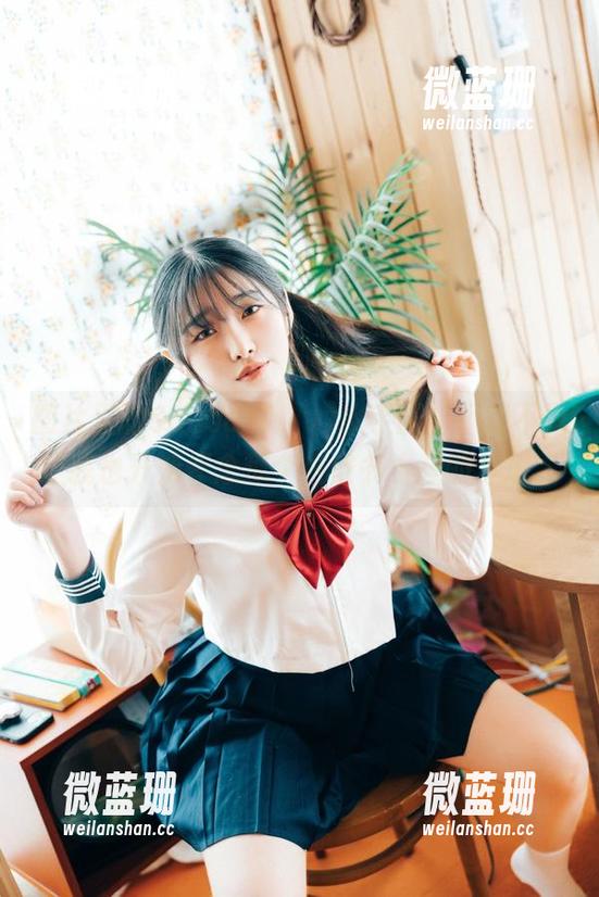图片里的Sonson(손손)水手服，不知不觉让我也开始怀念那个白皮书小孩的梦想。