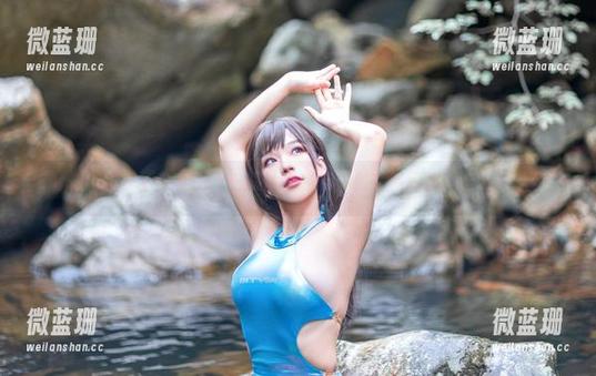 七七娜娜子的少女cos，图片里的眼神似乎在问我：你还在吗？