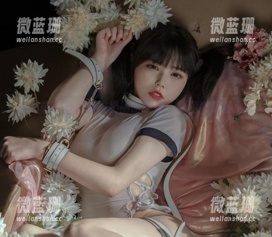 七月喵子 七月喵子化身喝酸奶的眼镜娘,套图中藏着小暧昧呢。