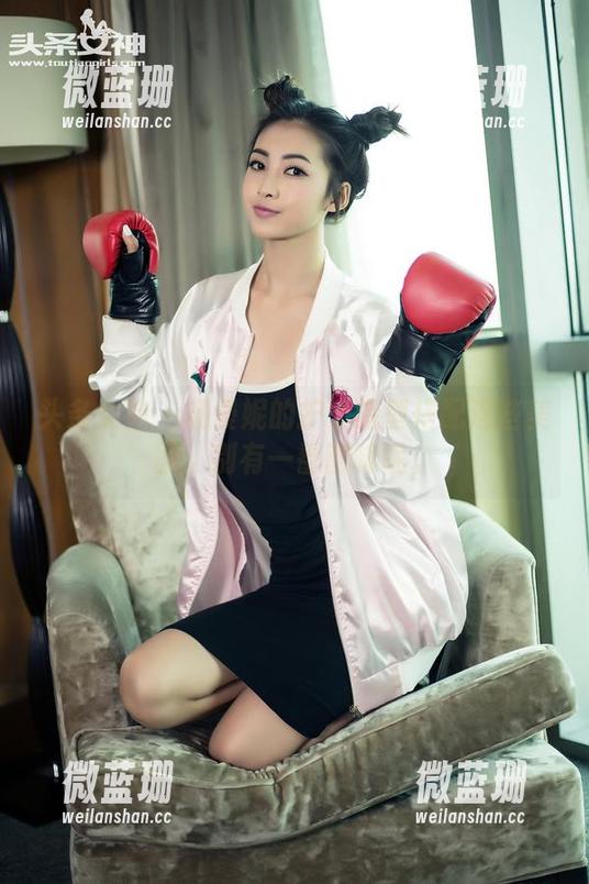 头条女神-杨曼妮 头条女神 - 杨曼妮的护士造型搭配这些美图,别有一番韵味呢。