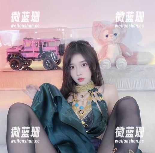 小小奶瓶儿和她的白开水毛衣，网盘里的写真，绝对让你意外。