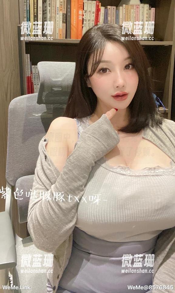 微密圈 - 原图中，红色在小芯酱身体上跳动，嗯…眼睛一不小心就多留了停顿。