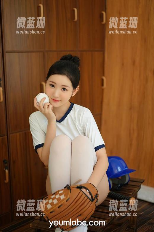 尤蜜荟 - 在田冰冰的双人套图里，画面越看越微妙，真有趣