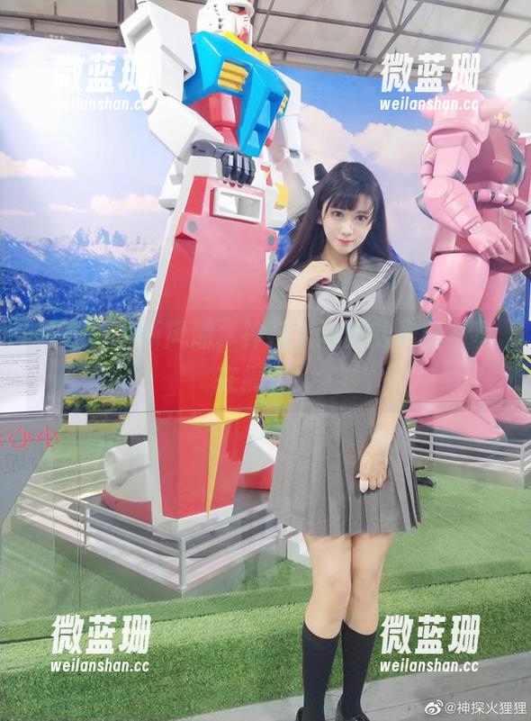 泳衣界的新风潮，神探火狸狸的最新写真在搞怪！