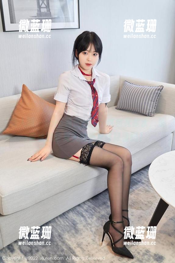 秀人网-toro羽住 秀人网 - toro羽住出镜:这包死库水,是要给这些夏天的热度降降温吗?
