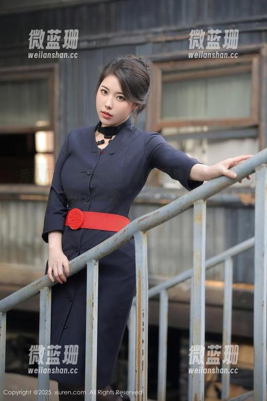 秀人网 - 夏瑶baby制服写真集，翻页间，我脑子闪过一次“班主任会批评吗”的疑问。
