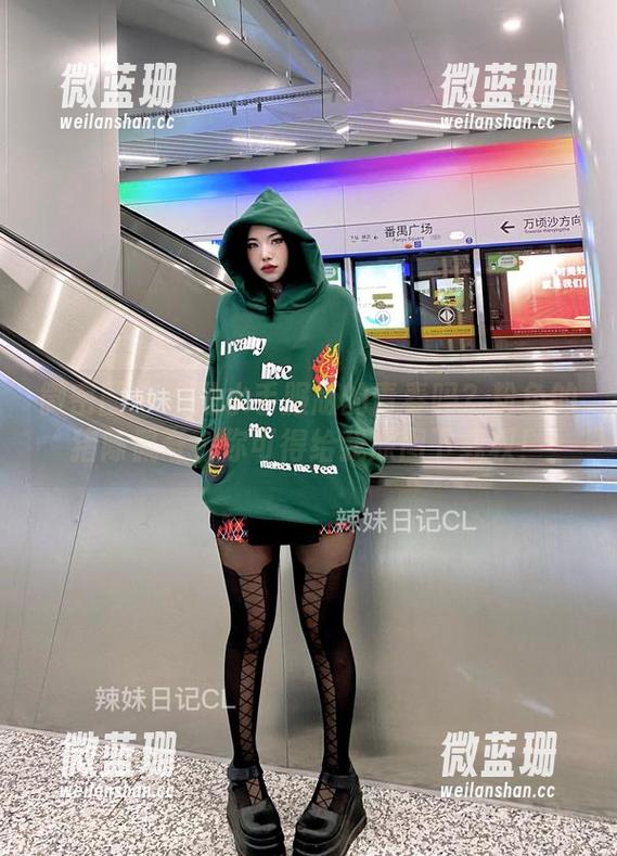 微密圈 - 这是水手服版的青春吗？粉色的猪陈佩奇，你可得给我原图下载权！