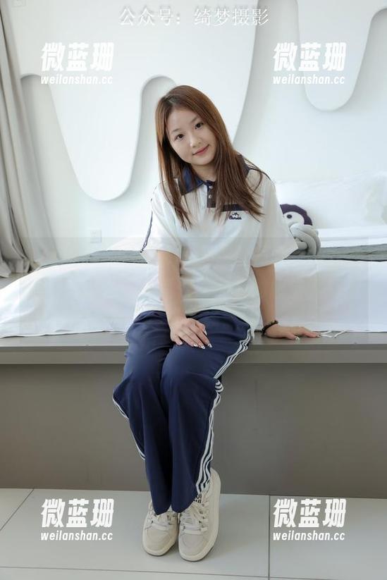 绮梦摄影 - 制服+木木+最新写真，过程里总是有那么一点点欲言又止的感觉，有挺意外的诶。
