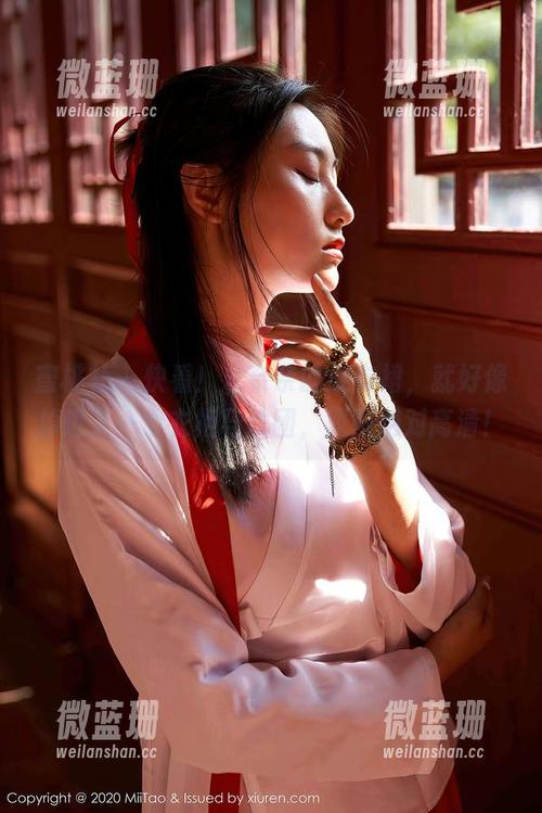 蜜桃社 - 快看！木奈奈的连衣裙，就好像掉进了一个衣柜马戏团，原图绝对高清！