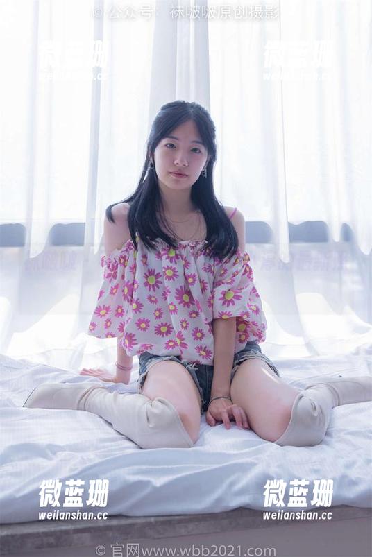 袜啵啵 - 不只是银行职员，小淳的最新照片给制服加了点料