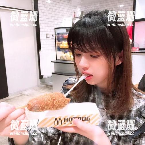 在“闪月半”的图集里，女仆的形象真的让我想起了某部冷门的影视剧，难以解释的感觉。