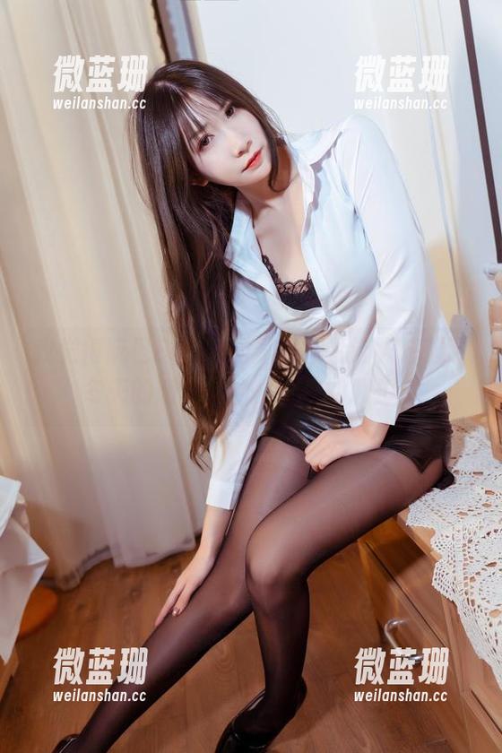 我觉得阮邑Fairy的黑白图片让人想起了冬天的腊梅啥的，意外的联想。