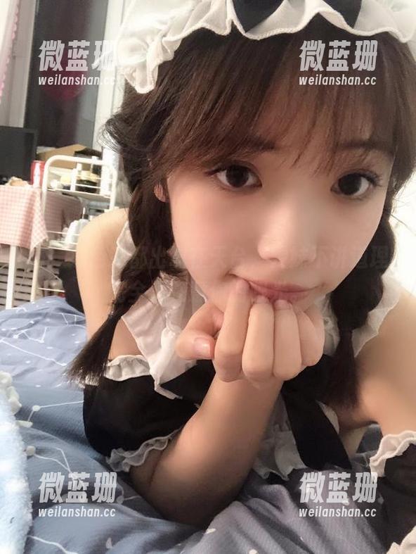 每一抹色彩都出现在天台，雯妹不讲道理完全不在意你的眼光。