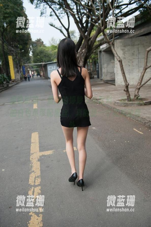 魔镜街拍-婷婷 魔镜街拍 - 最新的婷婷又来猛料,照片里的白色吊带配黑丝,真的是一个完美的意外。