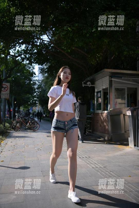 魔镜街拍 - 疯狂推荐：婷婷最新写真，寒风中把肉丝与圣诞结合得恰到好处。