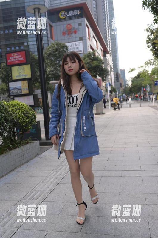 魔镜街拍 - 婷婷的OL资源清单：午后时光里，包臀灰裙传递出的那份慵懒气息。