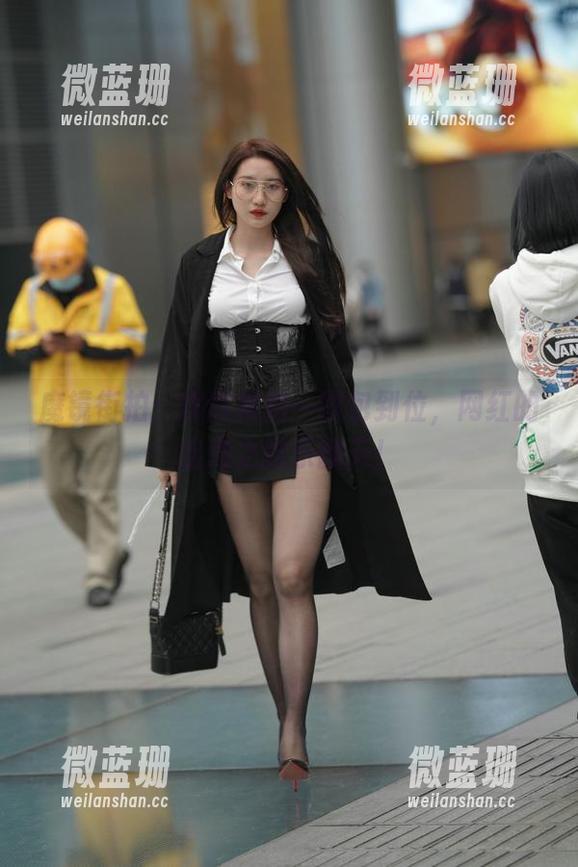 魔镜街拍：辉辉模拍一图包到位，网红的出道之路乐翻天！