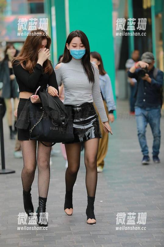 魔镜街拍 当绿色包臀裙遇上丝袜,魔镜街拍给你不一样的美图资源!